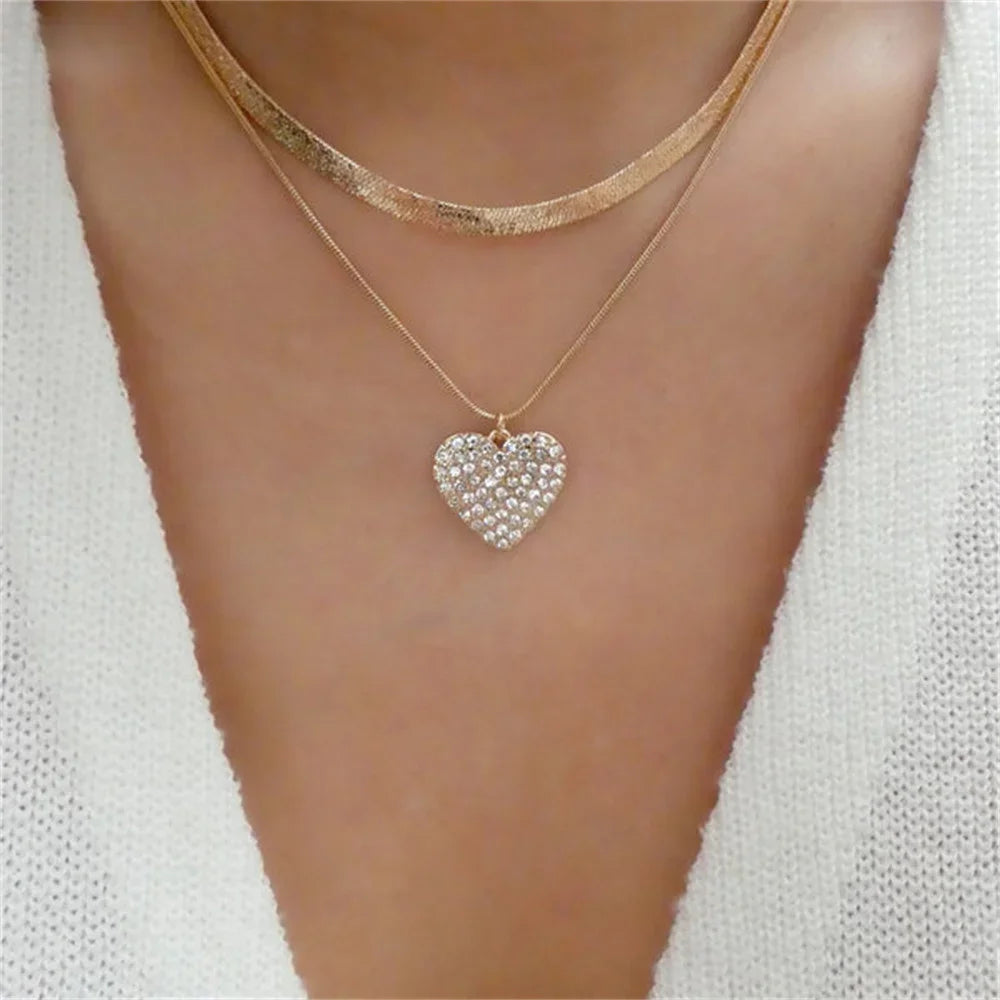 Olika halsband med kedjor och berlocker