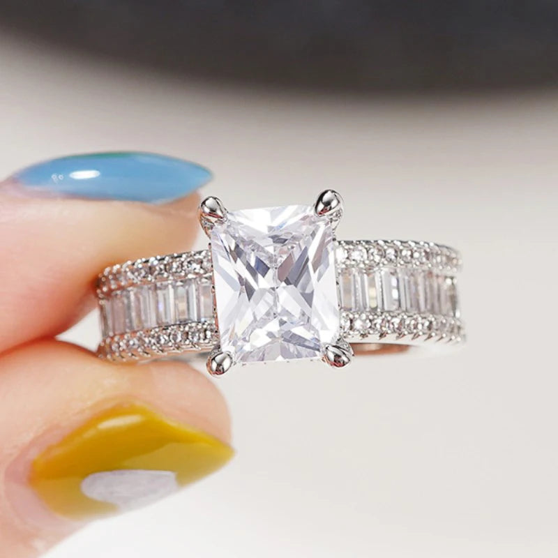 Ring med kristall stenar av Cubic Zirkonia