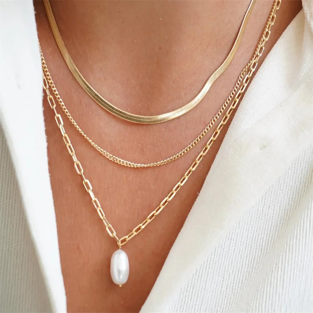 Olika halsband med kedjor och berlocker