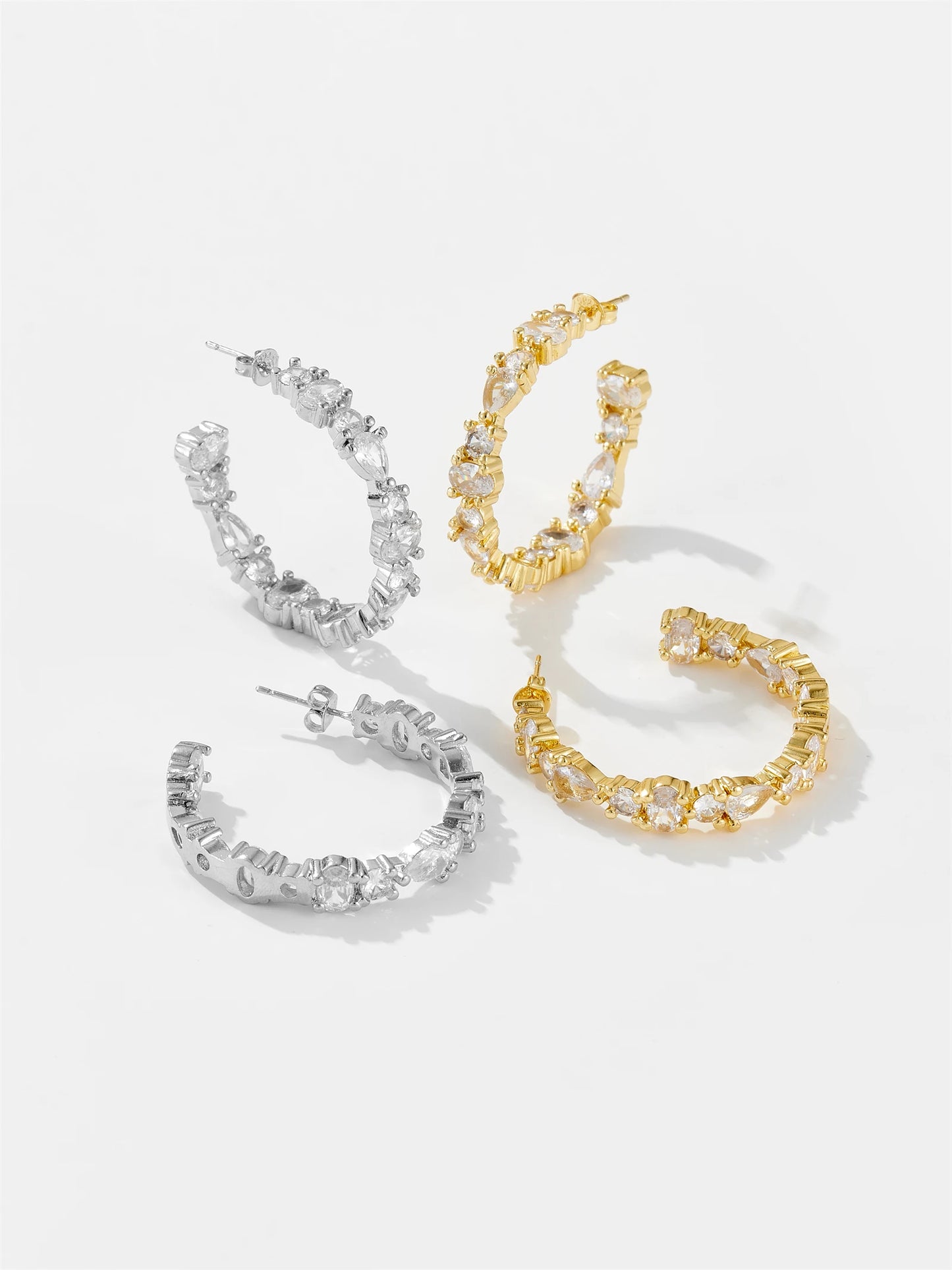 Lyxiga örhängen med cubic zirkonia i äkta silver.